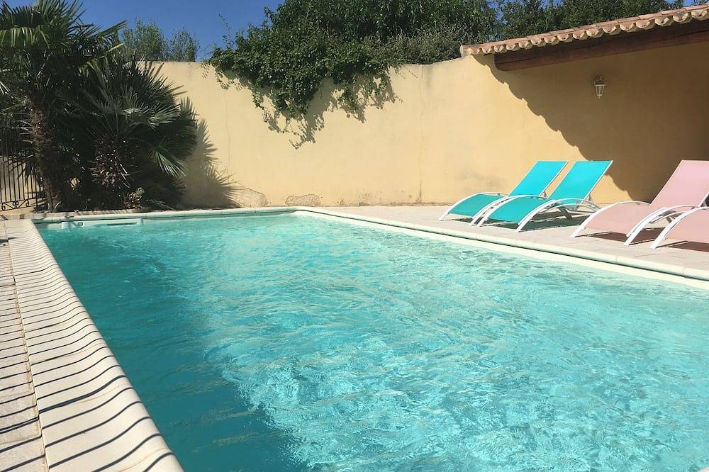 Air-conditioned villa with private pool 100 m from the start of the Mont Ventoux climb in Malaucène, Parque natural regional del Mont Ventoux