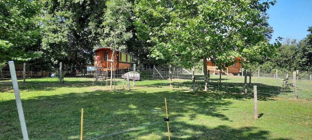 Location de vacances pour 2 personnes, avec vue sur le lac et jardin ainsi que vue et terrasse à Grosbreuil - 2