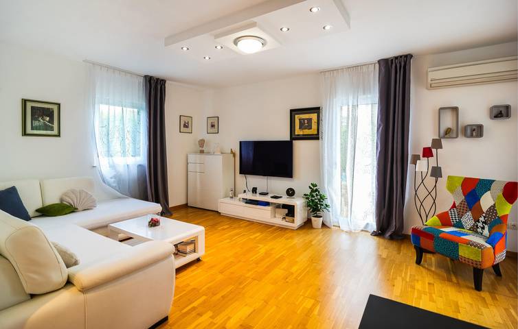 Stilvolle 132 m² große Ferienwohnung mit Pool und Küche, 2 km vom Zentrum von Sušci entfernt in Dalmatinisches Zagora