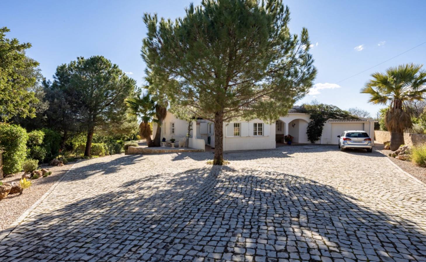 Beautiful 3-Bed Villa in Faro Spool & Seaview  in São Pedro, Faro