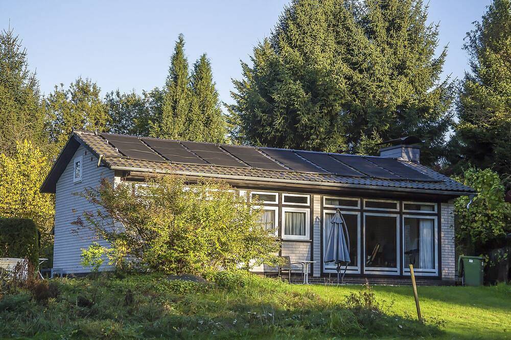 Haus Milan mit Salzwasser Pool, Wintergarten und Kamin in einem großen Garten in Laubach, Vogelsberg Region
