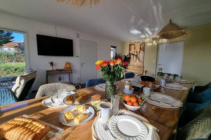 Gîte pour 12 personnes, avec jardin à Saint-Germain-Laval
