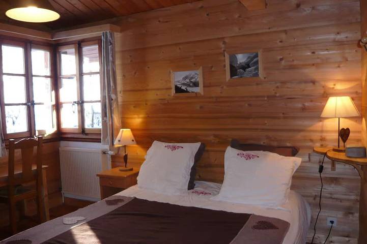 Appartement entier, Bel appartement dans chalet , 3 km la Clusaz   jardin   jacuzzi in Saint-Jean-de-Sixt, Région d'Annecy