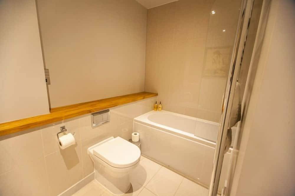 Entire apartment, A stunning 2 bedroom detached house overlooking Woolacombe beach with hot tub! in Woolacombe, Devon