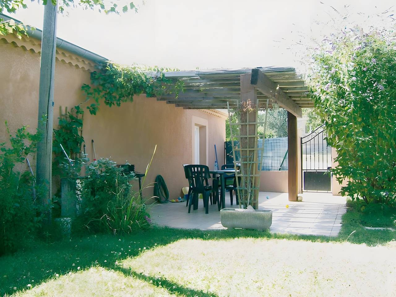 Gîte l'oliveraie tranquilo y sombreado in Ruoms, Ardèche