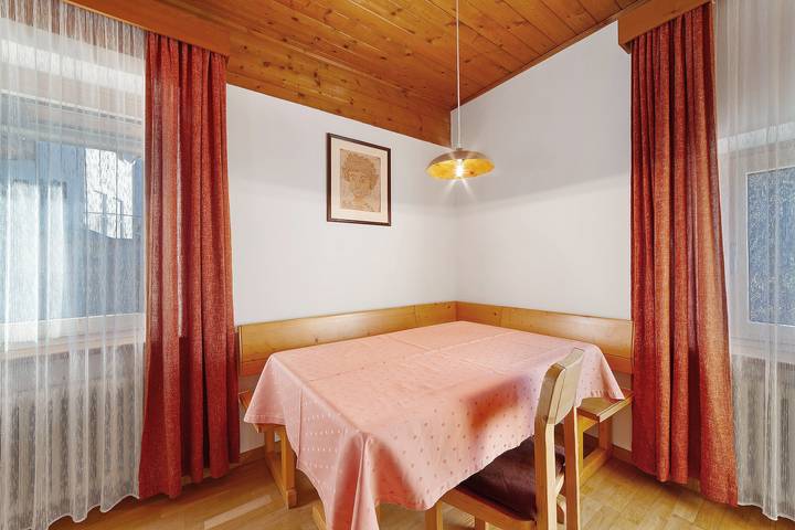 Gasthof Kirchsteiger 'Zimmer 8' with Lake View, Shared Terrace and Wi-Fi in Santa Valburga d'Ultimo, Ulten