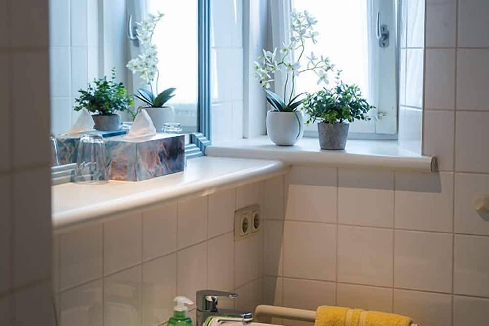 Ganze Wohnung, Ferienwohnung mit Balkon und Blick in den Garten in Bad Birnbach, Bayerische Golf und Thermenland