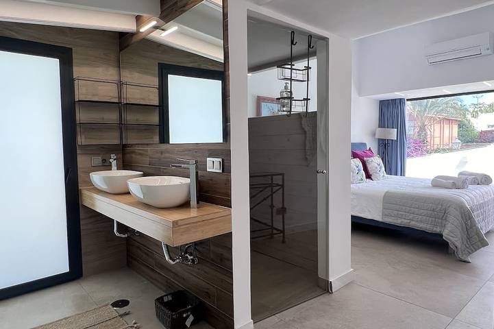 Moderna Villa con Piscina, a 30 Metros de la Playa, en la Mejor Zona de Marbella in Marbella West, Marbella