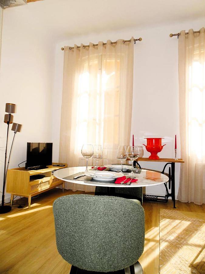 Appartement entier, One-Bedroom Apartment in Aix-en-Provence, Côte méditerranéenne (France)