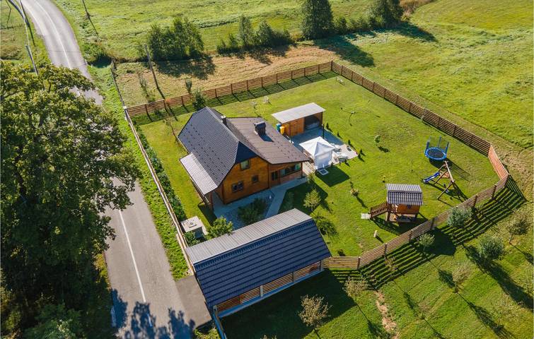 Geräumige 150 m² große Wohnung mit Terrasse, Grill, WLAN und Parkplatz in Gospitsch, Lika-Senj