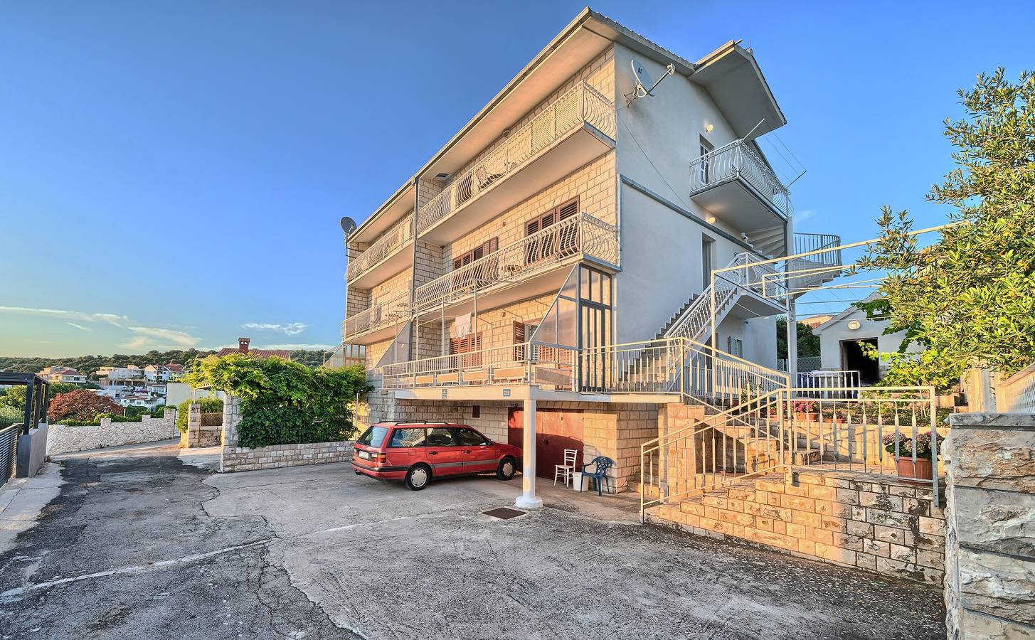 Ganze Wohnung, 3-Zimmer-Ferienwohnung mit Balkon und Meerblick Kanica, Rogoznica -b in Kanica, Razanj