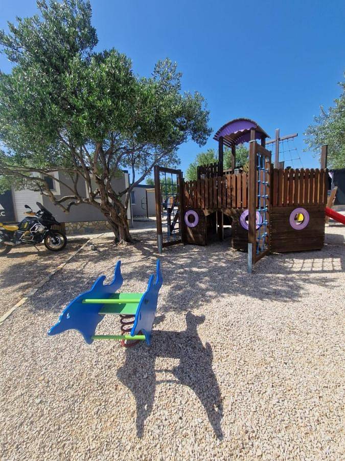 Camping pour 5 personnes, avec piscine et terrasse, animaux acceptés à Pirovac - 4