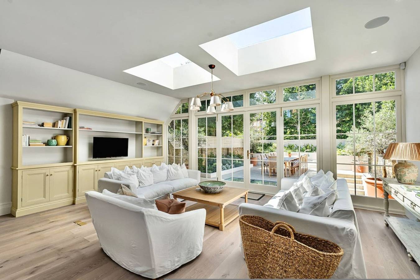 Luxury 6-Bed Mansion | Gym | Sauna | Pool | Ac in Hammersmith and Fulham, London