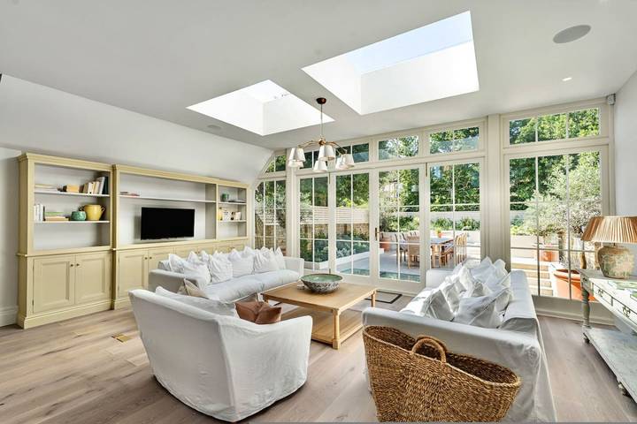 Luxury 6-Bed Mansion | Gym | Sauna | Pool | Ac in Hammersmith and Fulham, London