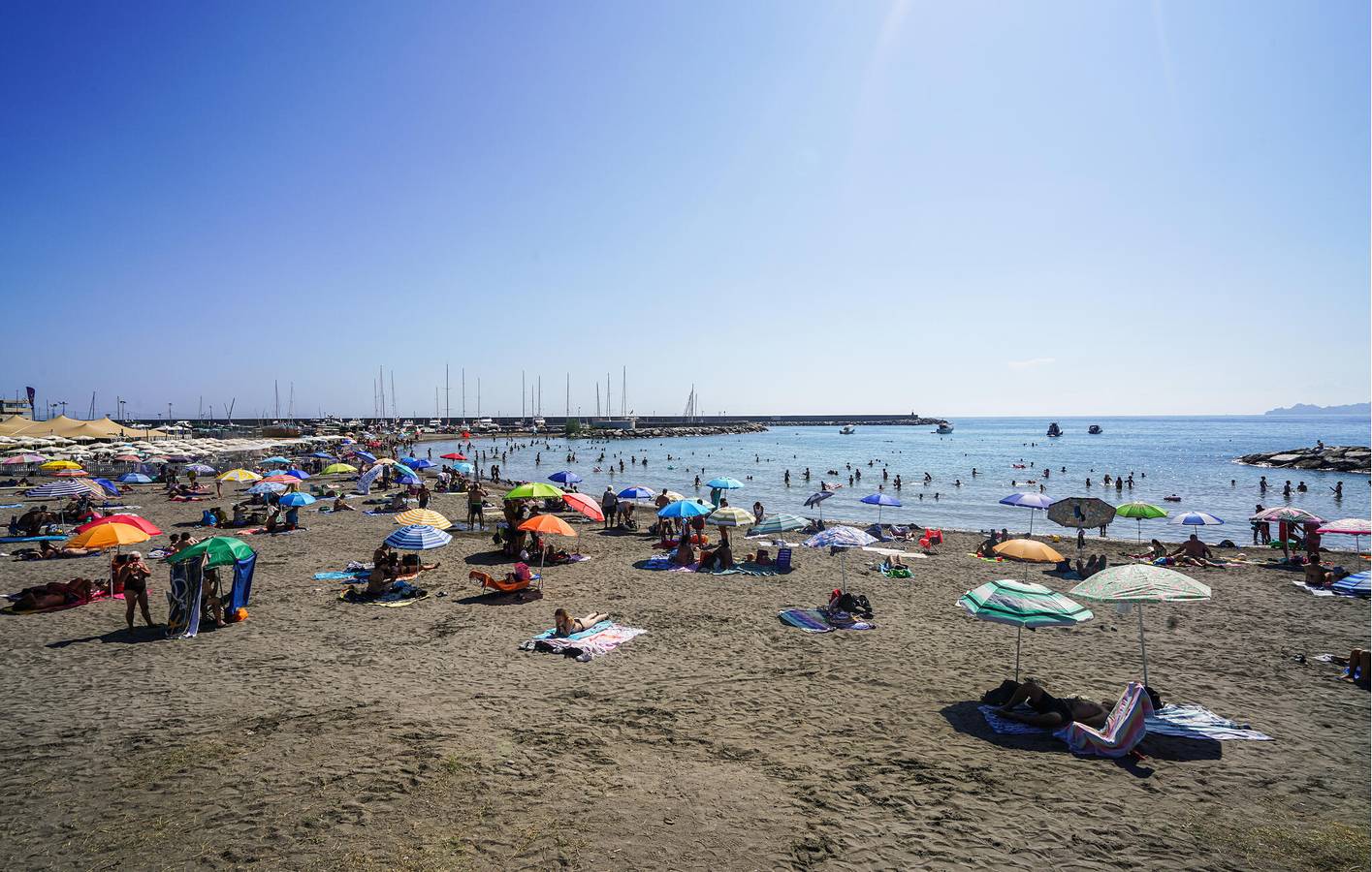 Appartamento intero, Rifugio sulla spiaggia con WiFi e aria condizionata, a 600 metri dalla spiaggia in Lavagna, Comune di Lavagna