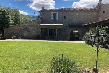 Gîte pour 4 personnes, avec jardin à Céreste