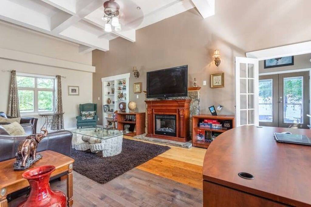 Lake Front Downtown Kelowna home With beautiful dock in Kelowna, Regional District of Central Okanagan