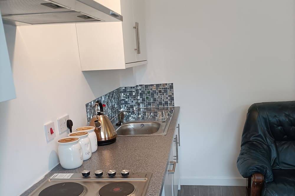 Entire apartment, Spacious one bedroom & Living Room family apartment - non smoker in Wakefield, West Yorkshire