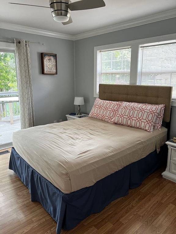 Azalea Cottage 1Br/1Ba with spacious Deck overlooking Lkn and 2 Private docks. in Mayhew, Lake Norman