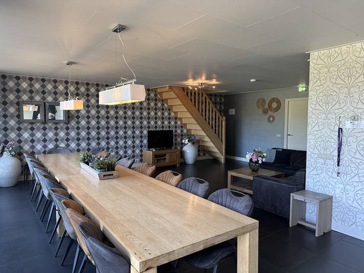 Schöne 20-28 Personen Gruppenunterkunft mit einem Hottub und Bar in Nationalpark Weerribben-Wieden