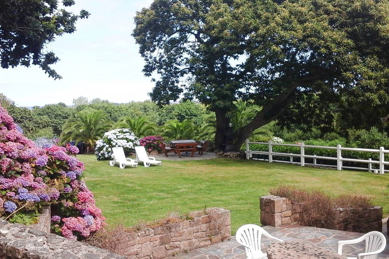 Steinhaus in der Bretagne am Sandstrand in Penvénan, Rosa Granitküste