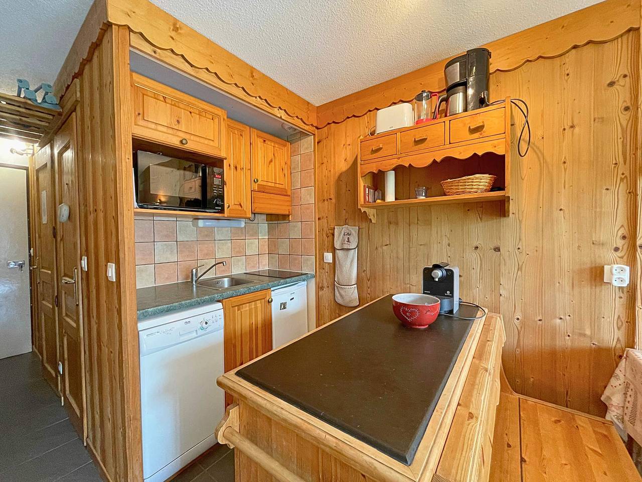 Studio entier, Studio rénové style montagne pour 4 pers aux Menuires, balcon est, accès direct pistes in Les Menuires, Saint-Martin-de-Belleville