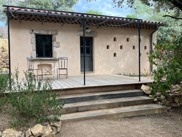 Chambre d’hôte pour 2 personnes, avec terrasse et jardin ainsi que piscine et jacuzzi