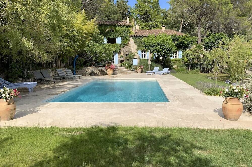 6: Wonderful old farmhouse 5 minutes from the medieval village of Seillans. in Seillans, Région de Draguignan
