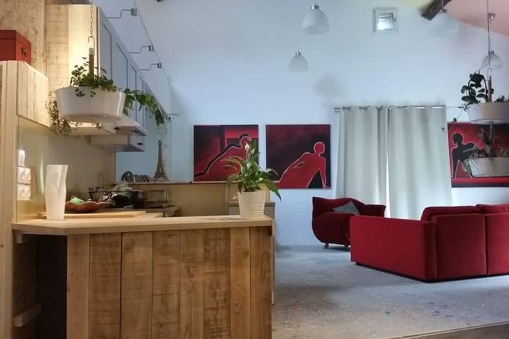 Hervorragendes Künstlerstudio-Loft in einer ruhigen alten Mühle auf dem Monts du Lyonnais in Larajasse, Lyon und Umgebung