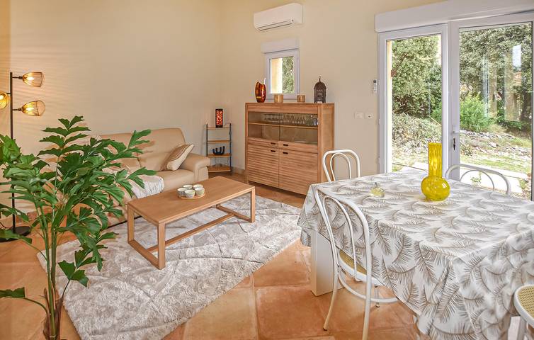 Moderno apartamento de un dormitorio con piscina y jardín cerca de Saint-Saturnin-lès-Apt in Saint-Saturnin-lès-Apt, Parque natural regional del Luberon