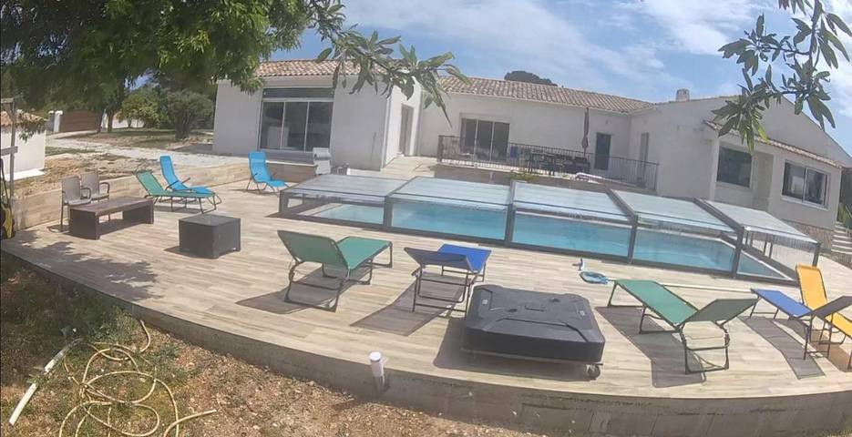 Location de vacances pour 12 personnes, avec piscine et terrasse ainsi que jardin et vue à Saint-Pons-de-Mauchiens
