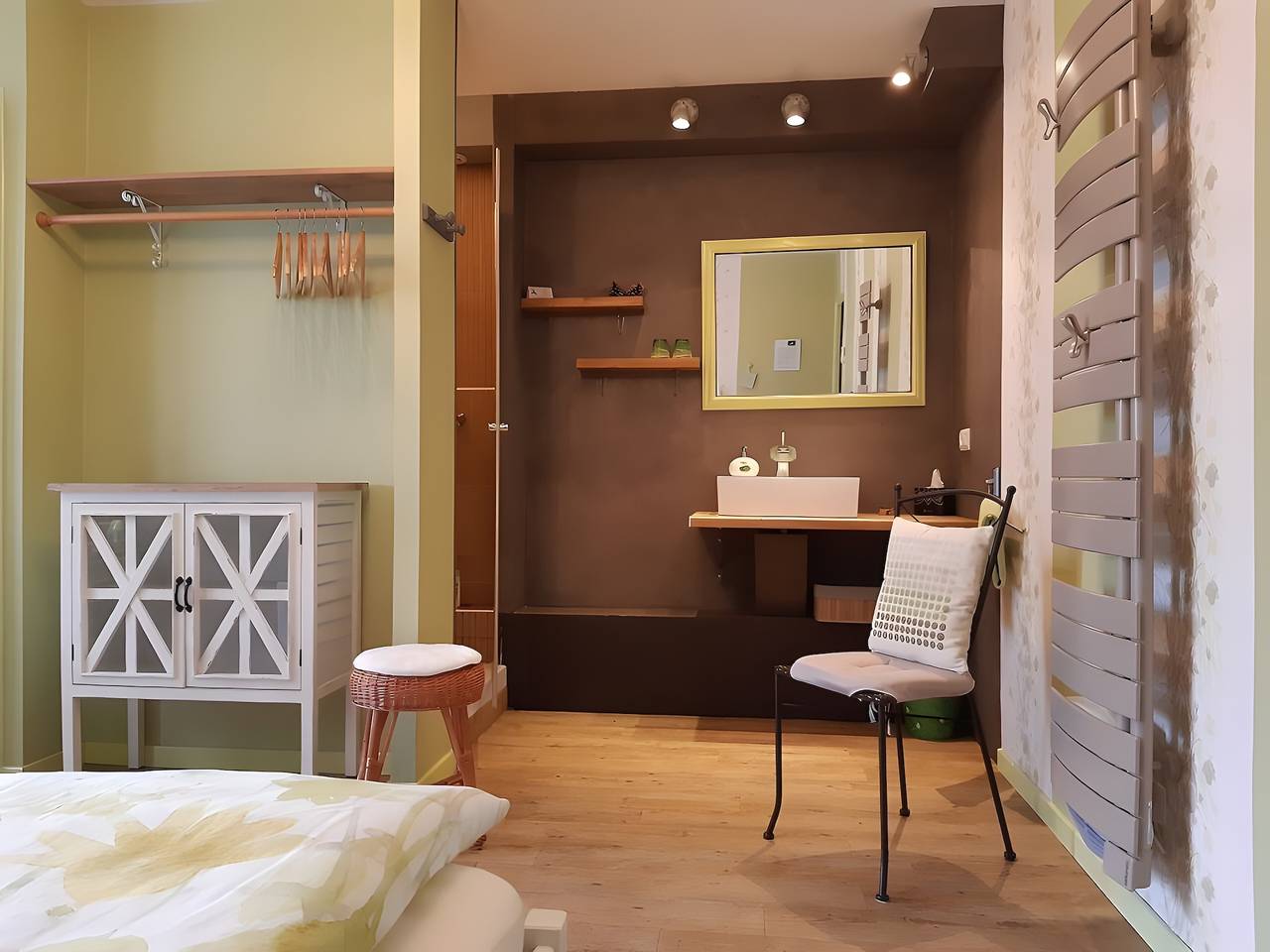 Chambre d’hôtes « Escargot de Jardin » avec piscine, terrasse partagées et Wi-Fi in Igornay, Région d'Autun