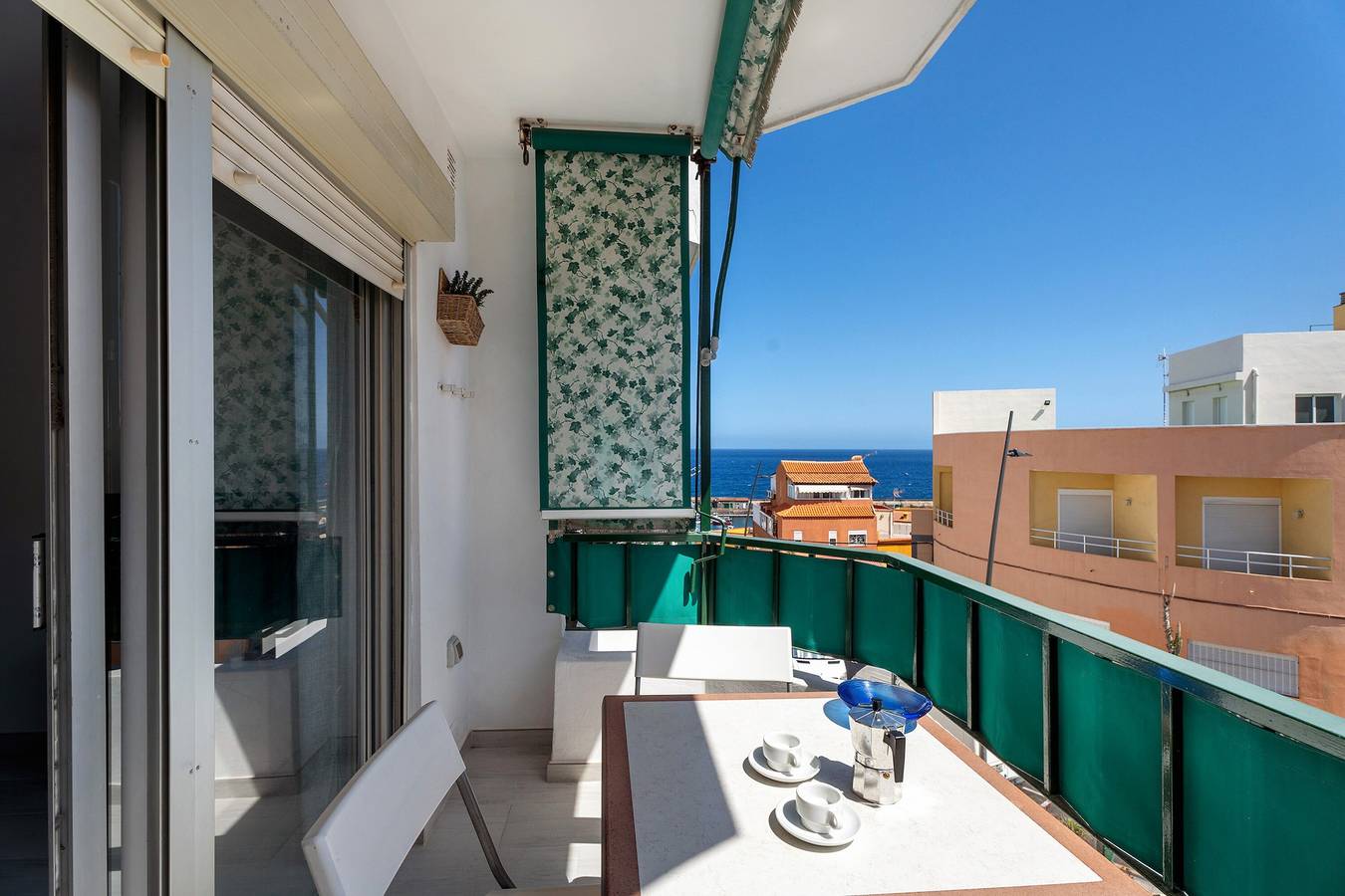 Apartamento entero, Apartamento de vacaciones 'La Concha' con vistas al mar, piscina compartida y balcón in Aroba, Candelaria