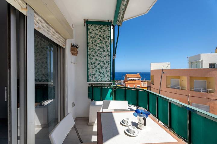 Apartamento entero, Apartamento de vacaciones 'La Concha' con vistas al mar y balcón in Playa La Hornilla (Candelaria), Candelaria