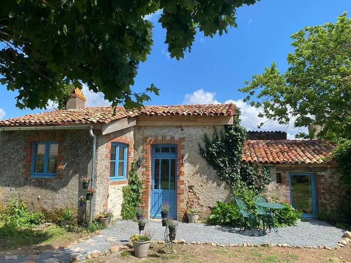 Location de vacances pour 2 personnes, avec Terrasse ainsi que Jardin et Vue à Argenton-les-Vallées