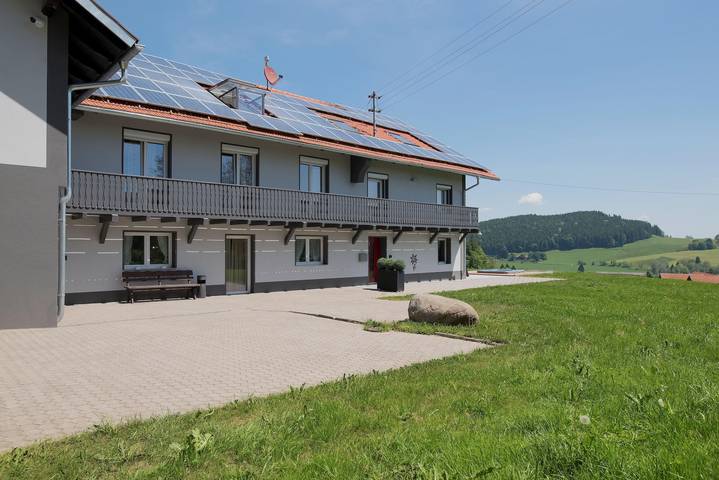 Ferienhaus für 17 Personen, mit Sauna und Balkon sowie Garten, kinderfreundlich in Buchenberg