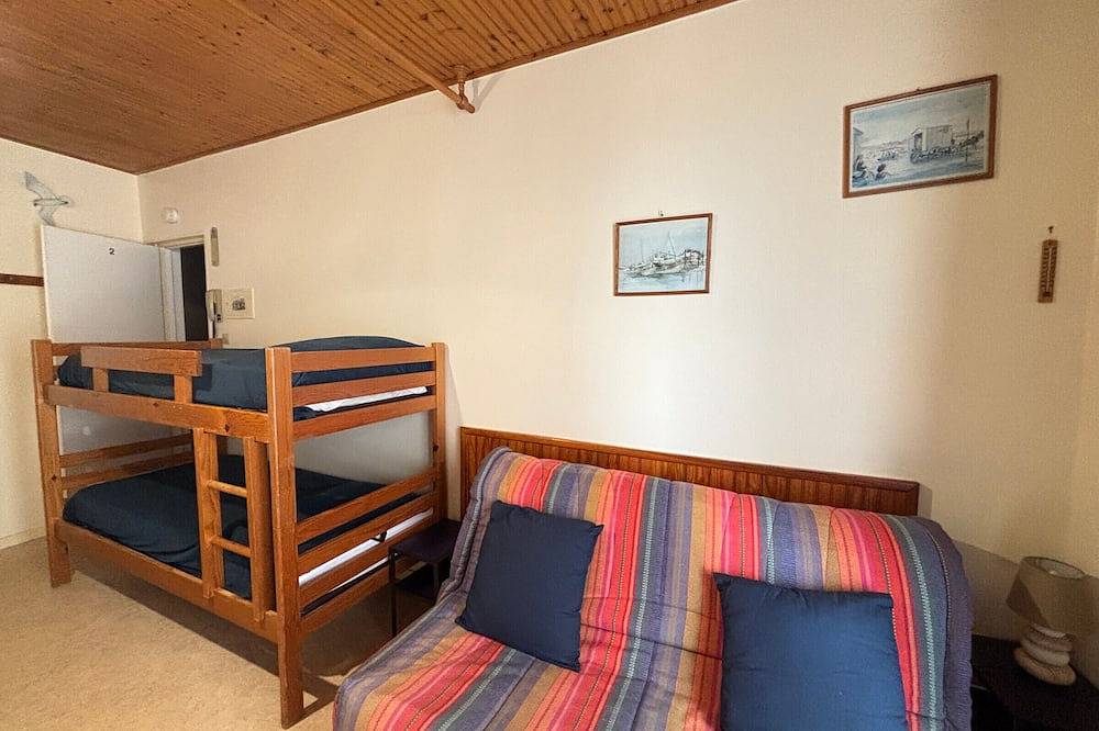 Entire apartment, Simple studio near the beach with balcony in Les Sables-d'Olonne, Vendée