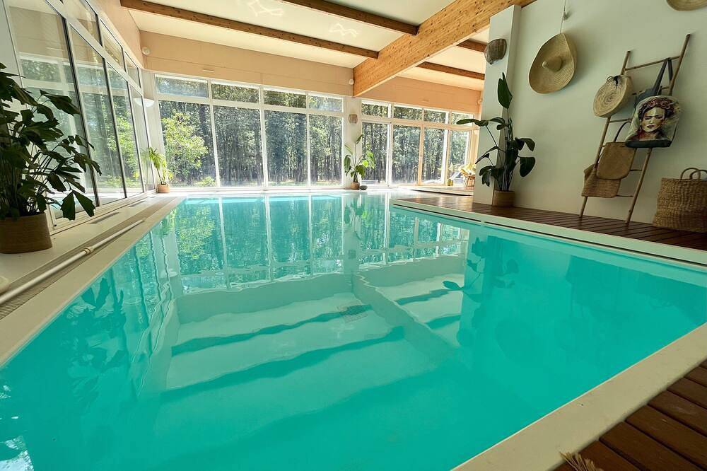 Villa Verde - piscine intérieure. Proche Zoo de Beauval et châteaux de la Loire in Gièvres, Région de Romorantin-Lanthenay
