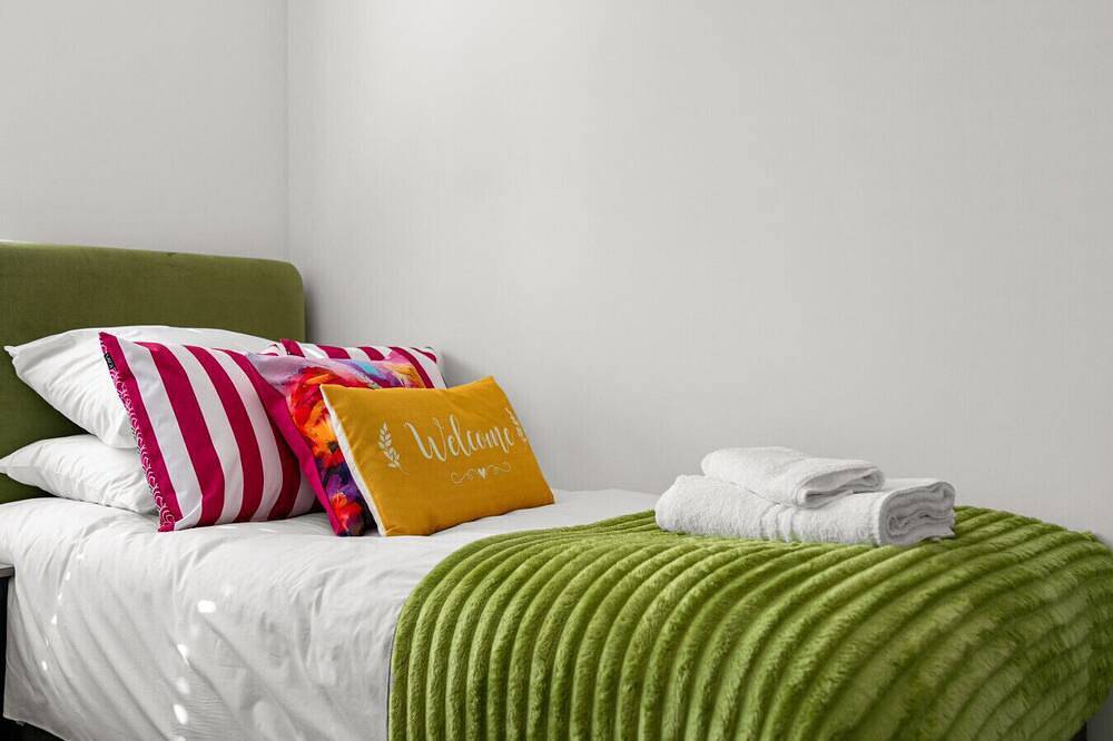 Fast Wi-Fi, parking for two and an enclosed garden near Cheltenham in Gloucestershire