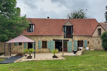 Gîte pour 11 personnes, avec terrasse et jardin à Cavagnac