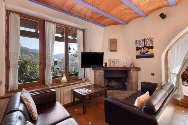 Holiday Home 'El Xalet, El Reixac Casa Rural' with Mountain View, Shared Pool & Wi-Fi in Sant Joan de les Abadesses, Katalonske Pyrenæerne