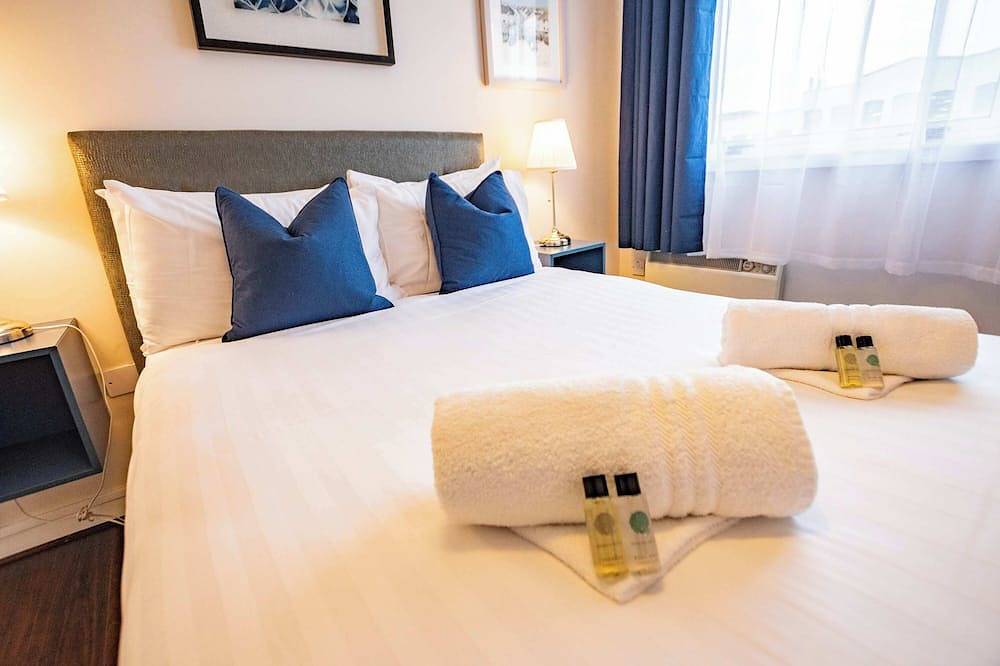 Entire apartment, Wild Atlantic Way City-Centre Base with Parking. in Eyre Square, Galway