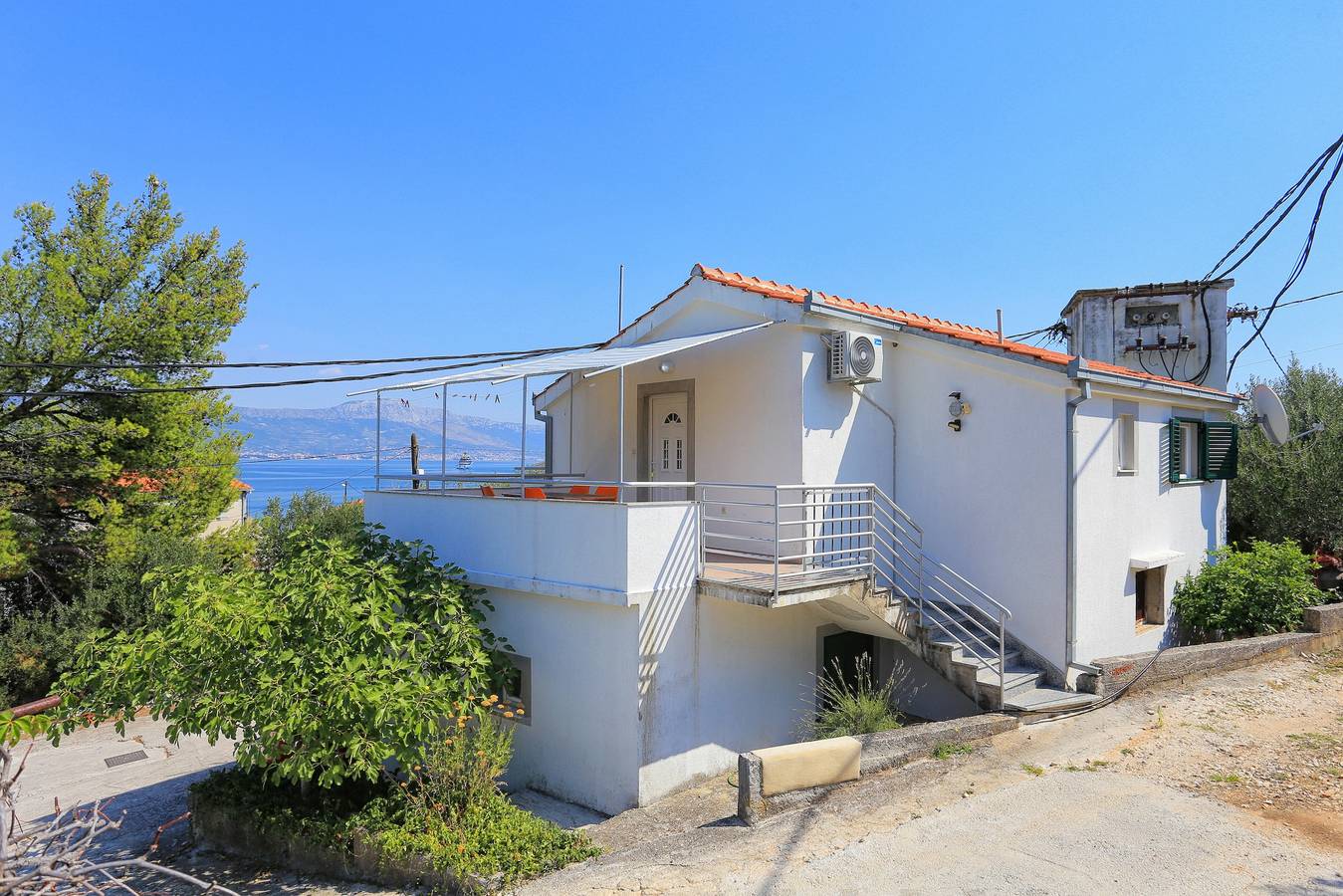 Cały apartament, Dwupokojowy apartament z tarasem i widokiem na morze Arbanija, Ciovo -a in Arbanija, Čiovo