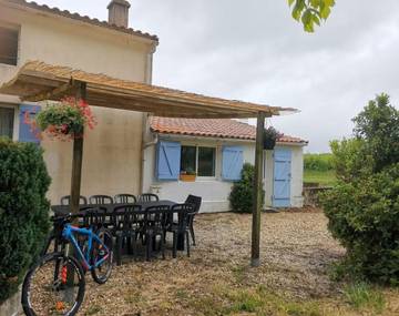 Gîte pour 12 personnes, avec terrasse ainsi que vue et jardin à Berson