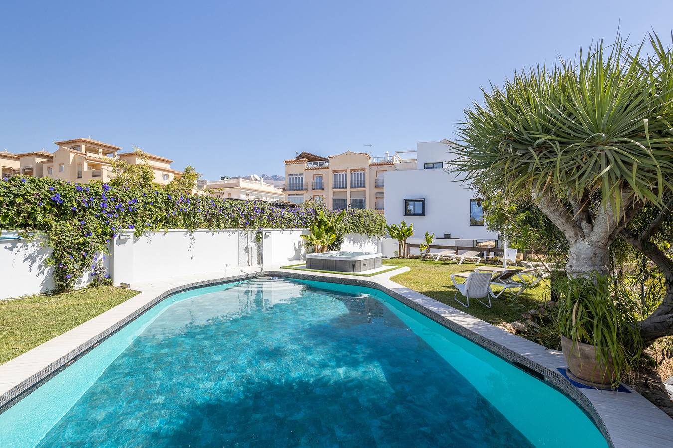 Ganze Wohnung, Ferienwohnung San Jose mit Meerblick, Pool, Wlan und Garten in Playa Carabeo, Nerja