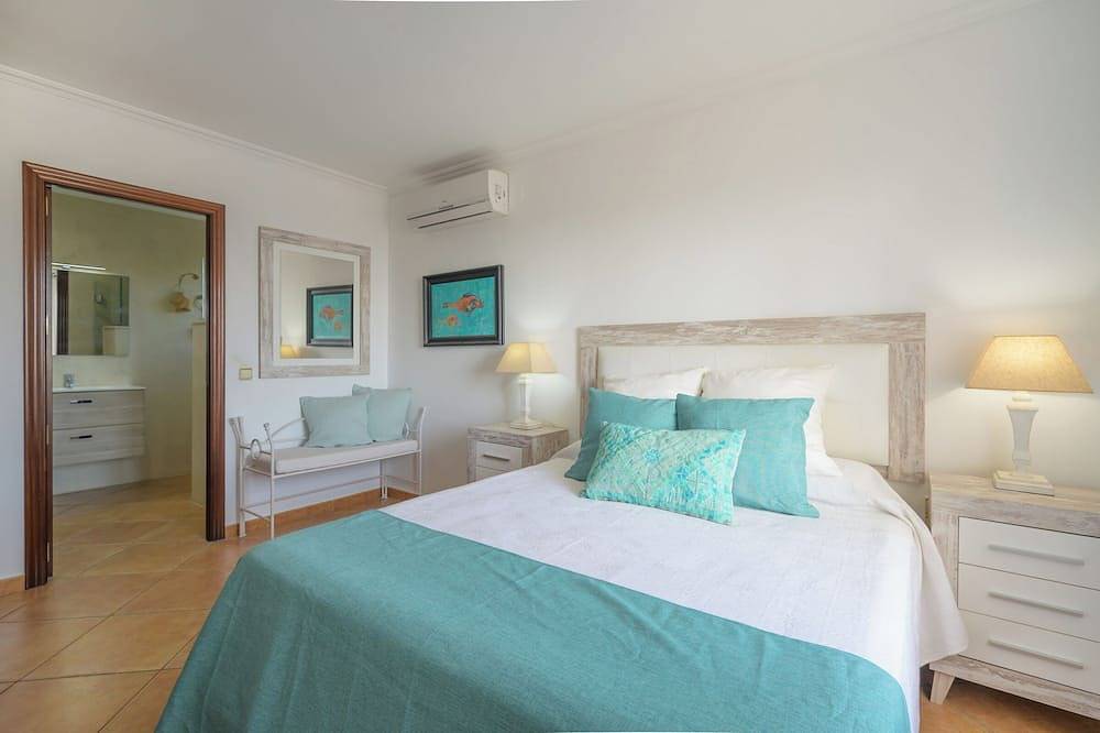 Charming spacious villa, 200 m from the sea, swimming pool, garden, Ac, wifi... in Punta Prima, Sant Lluís