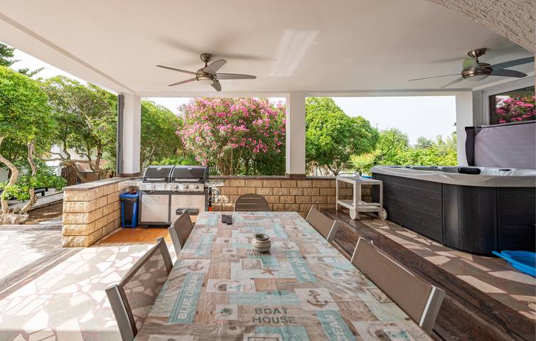 Ferienhaus für 8 Personen, mit Garten und Terrasse, mit Haustier in Povljana