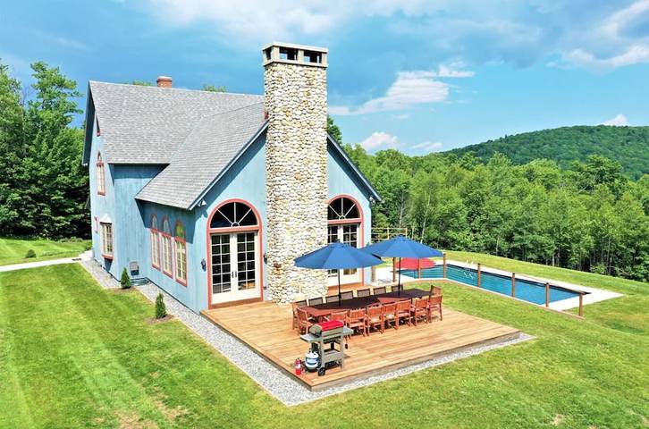 Vacation house for 30 people, with sauna and yard as well as hot tub in Vermont