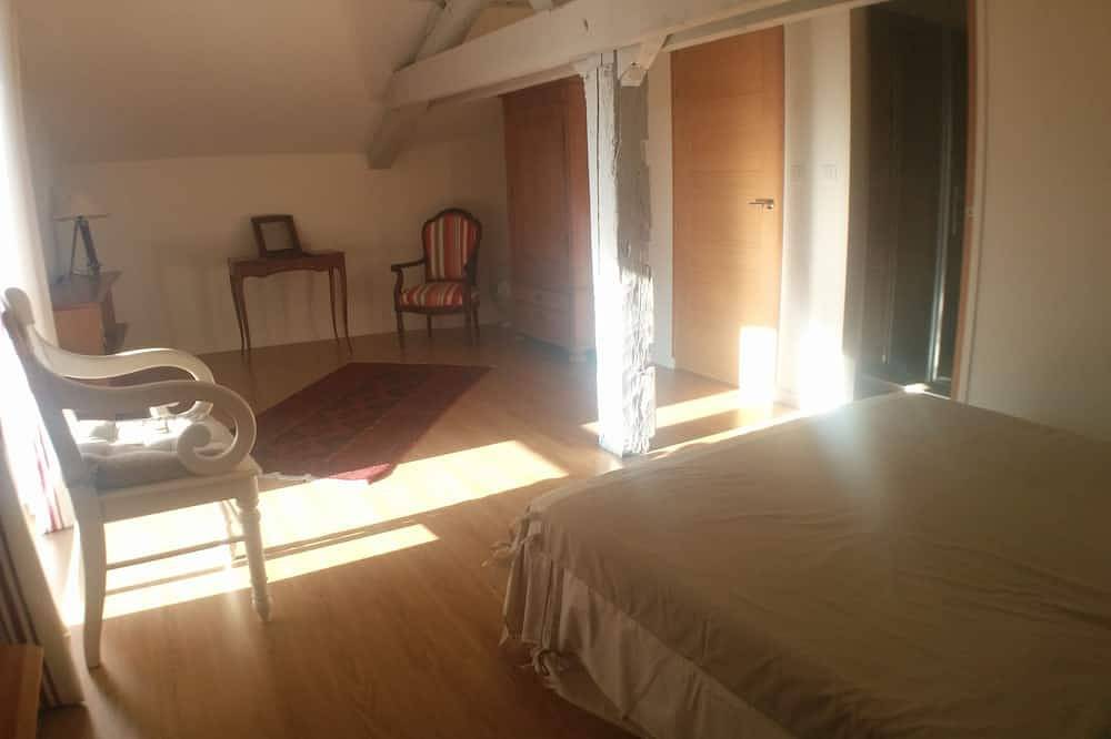 House in Bayonne with swimming pool in wooded park in Saint-Pierre-d'Irube, Bayonne region