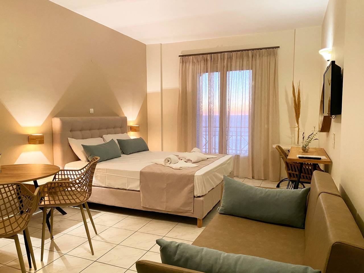 Ganzes Studio, Ferienwohnung in einem Hotel 'Sunset Premium Studio 2' mit Meerblick, Gemeinschaftspool und Wlan in Agios Nikitas, Griechenland